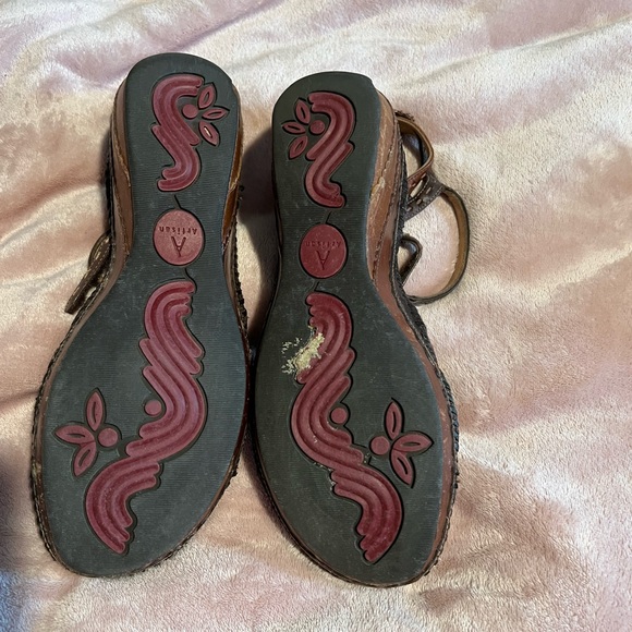 Super cute leather sandals. - Picture 5 of 5